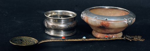 A silver napkin ring, silver hallmarked rimmed marble bowl and an Arabic spoon. Measures: 151g.