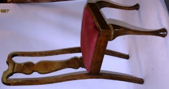 A pair of Edwardian oak Queen Anne dining chairs raised on cabriole legs with pad feet having drop