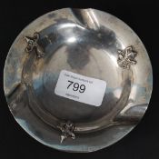 A silver ashtray adorned with Asiatic deities stamped to base Thailand Sterling. Measures: 57g.