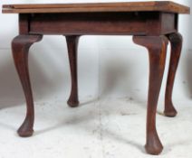 A good early 20th century oak draw leaf dining table raised on pad feet and cabriole legs having
