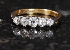 An 18ct gold five stone diamond ring. 50pts. Measures: 2.6g size L.