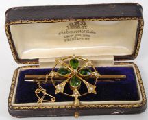 A Victorian ladies 9ct gold, peridot and seed pearl set brooch.