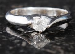 A 9ct gold white gold single stone diamond ring. 25pts. Measures: 3.4g size M.