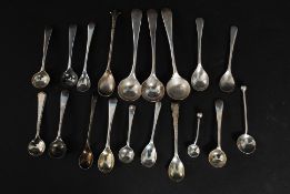 A collection of 19 silver hallmarked salt spoons. Measures: 115g.