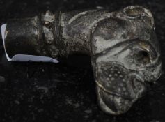 A 20th century walking stick handle knop in the form of a dog. In bronze.