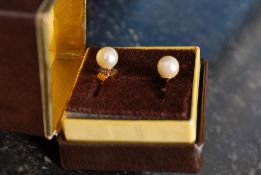 A 9ct gold ladies pair of round cultured pearl stud earrings, weight 1.