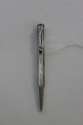 A silver hallmarked Yard O Lead propelling pencil. Measures: 20g.