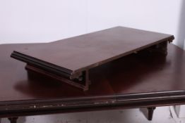 A good quality Victorian style mahogany extending dining table.