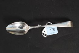 A Georgian 1795 hallmarked silver dessert spoon. Weight: 29g.