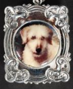 A silver (white metal stamped ' 925 ' ) and enamel set stamp case. Weight: 13g.