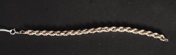 A silver 925 ladies chain bracelet stamped 925 to the clasp. Weight 9.
