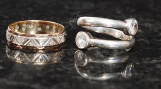 A gold and platinum ( untested ) band ring size Q - weight 2.