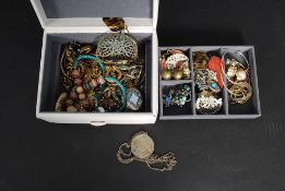 A quantity of assorted costume jewellery, to include brooches, rings, necklaces etc.