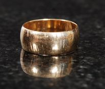 A Gentlemans 9ct gold hallmarked band ring being chase decorated. Size M?N - Weight 4.