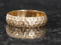 A ladies 9ct gold hallmarked band ring being chase decorated. Size P - Weight 2.