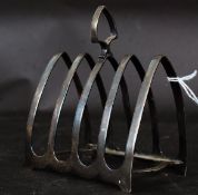 An Art Deco hallmarked silver toast / letter rack with spade shaped hoop to top and triangular bars