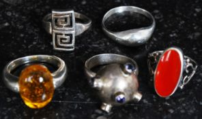 A selection of 5 silver 20th century ladies dress rings to include amber resin set, land mine,