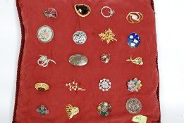 A collection of 20x costume jewellery brooches, all of differing design,