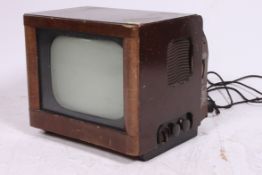 A 1940's walnut cased vintage television (Af)