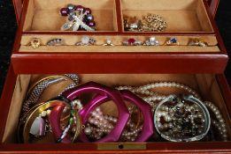 A quantity of assorted costume jewellery to include necklaces, brooches etc,