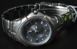 A Seiko Kinetic Auto Relay having silvered dial with baton numerals on steel bracelet.