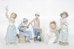 A collection of 5x assorted Lladro / Nao porcelain figures,