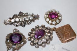 4 Victorian ladies costume jewellery broochs to include amethyst paste stone set etc together with