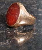 A 9ct gold 375 gentlemans bloodstone agate signet ring being hallmarked to the shank with oval