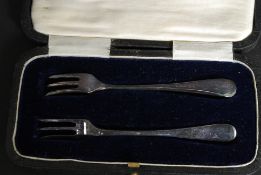 A cased silver collar and mother of pearl handled fruit knives together with a  silver hallmarked