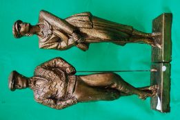 Two statues of a male and a female golfe