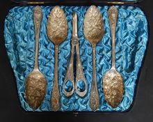 A Victorian cased set of Walker & Hall silver plate berry spoons ( 4 ) and grape scissors.