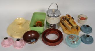 A collection of assorted vintage bakelite, plastics and similar items.