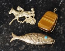A collection of 3 9ct gold pendants to include an articulated fish,