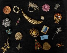 A collection of 20+ costume jewellery brooches  to include feather, Christmas tree,