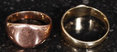 A 9ct gold gentlemans signet ring together with a 9ct gold buckle ring. Total weight 6.