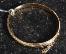 A ladies 9ct gold 375 hallmarked bracelet with lock and safety chain. Total weight 7.