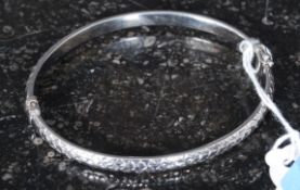 A 9ct white gold ladies contemporary bracelet with clasp to centre.5.