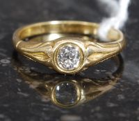 An 18ct gold single stone   solitaire ring with wonderful inset stone approx 25pnts. Total weight 3.