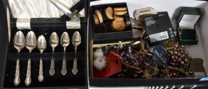 A quantity of unchecked costume jewellery  to include trinkets, rings,