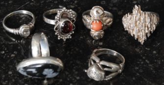 A collection of 6x ladies silver and / or white metal rings
