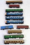 HORNBY; A collection of loose Triang / Hornby 00 gauge railway trainset carriages,