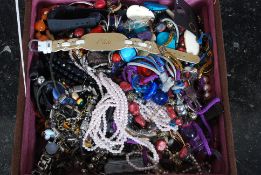 A box of assorted costume jewellery to i