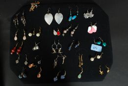 A collection of 25 sets of earrings dati