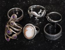 A collection of silver 925 - sterling rings to include cameo set, band rings, chase deocrated etc.