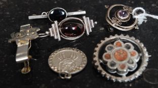 A collection of vintage silver 925 / sterlings brooches to include vintage Art Nouveau,