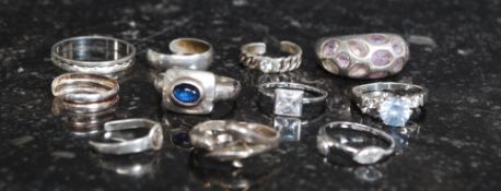 A collection of 1x vintage silver and white metal (stamped 925 ) ladies rings