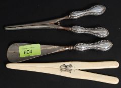 A pair of silver hallmarked handled glove stretchers and matching shoe horn stamped for Birmingham