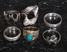 A collection of silver 925 / sterling rings to include band rings, swirl, turquoise stone set,