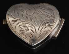 A silver 925 chase decorated snuff box in the shape of a heart. Total weight 6.