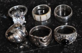 A collection of silver 925 / sterling rings to include band rings, pierced, decorative, stone set,